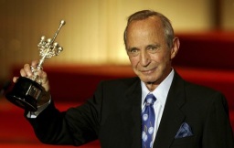 Pese a que no fue un actor principal o taquillero, su aporte a la industria fue reconocido, como cuando recibió el premio Donostia en el Festival de San Sebastián en 2005